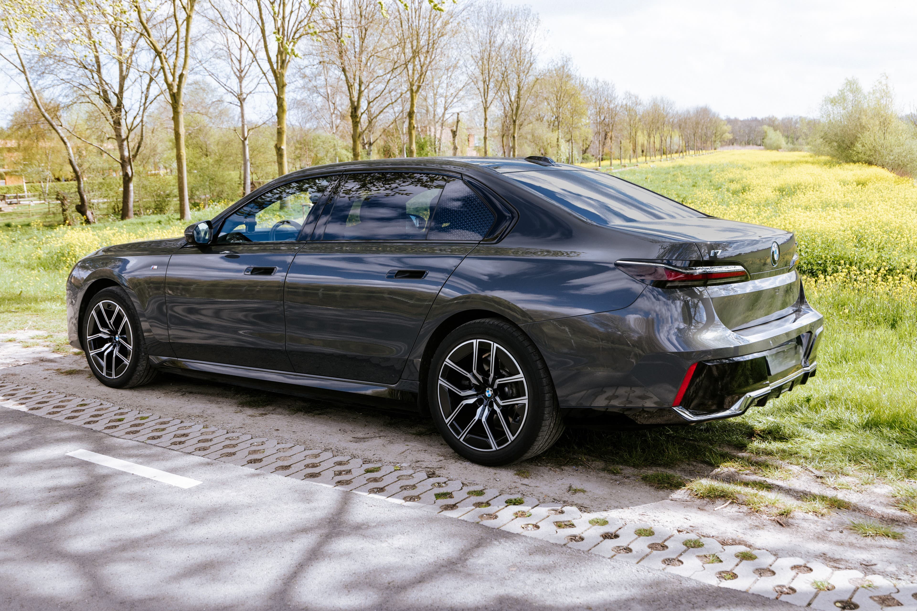 BMW i7